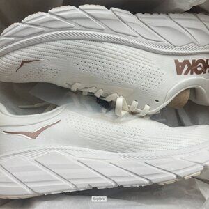 WOMENS HOKA ARAHI-7 WHT/RSGOLD SZ 8B